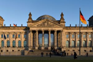 Reichstagsgebäude (Berlin) kurz vor herbstlichem Sonnenuntergang